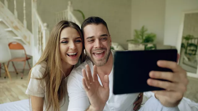 Tablette görüntülü görüşme yapan çift (temsili görsel)