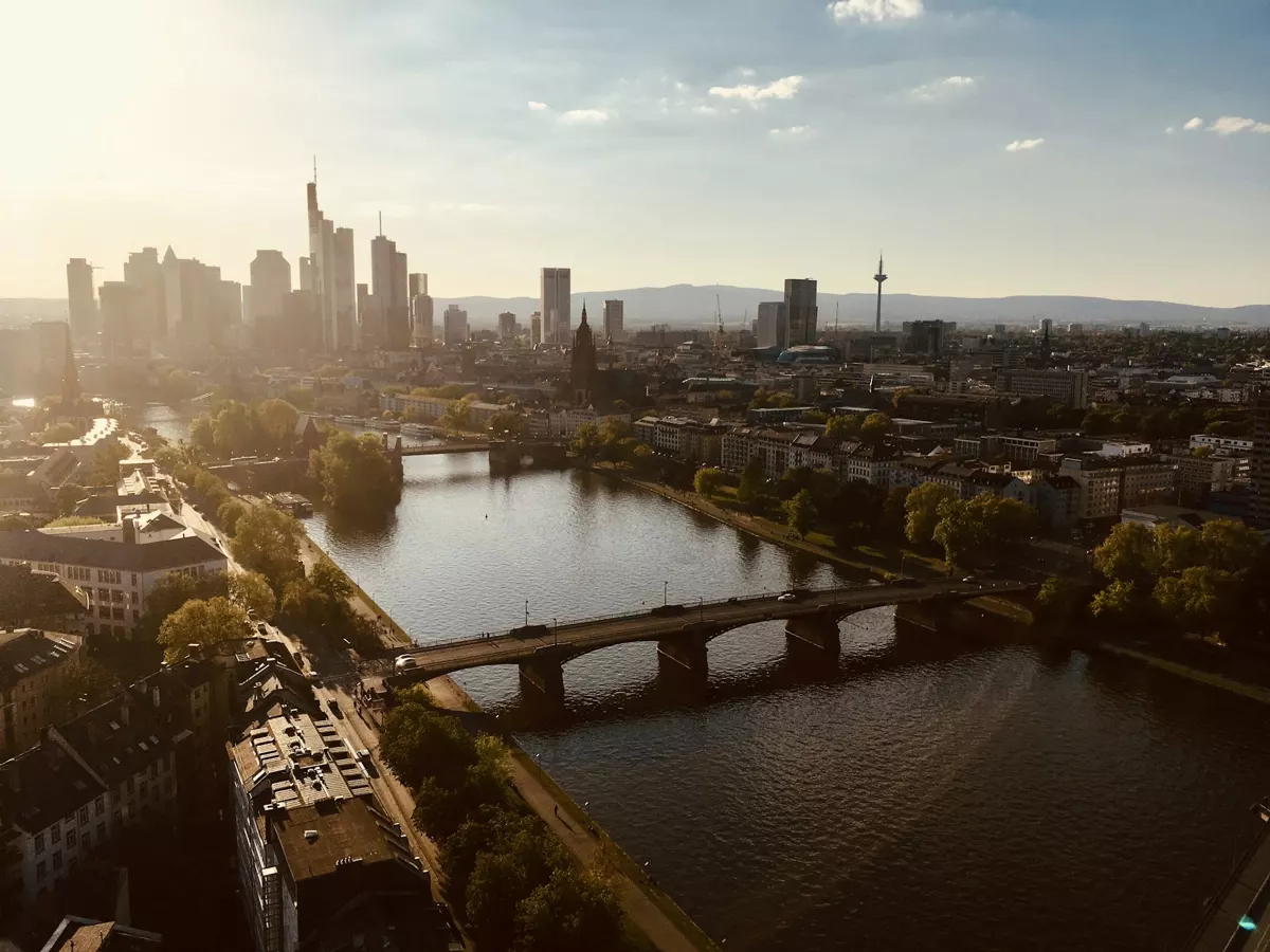Main nehri ve silüetiyle Frankfurt