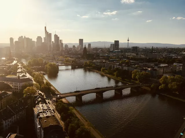 Main nehri ve silüetiyle Frankfurt
