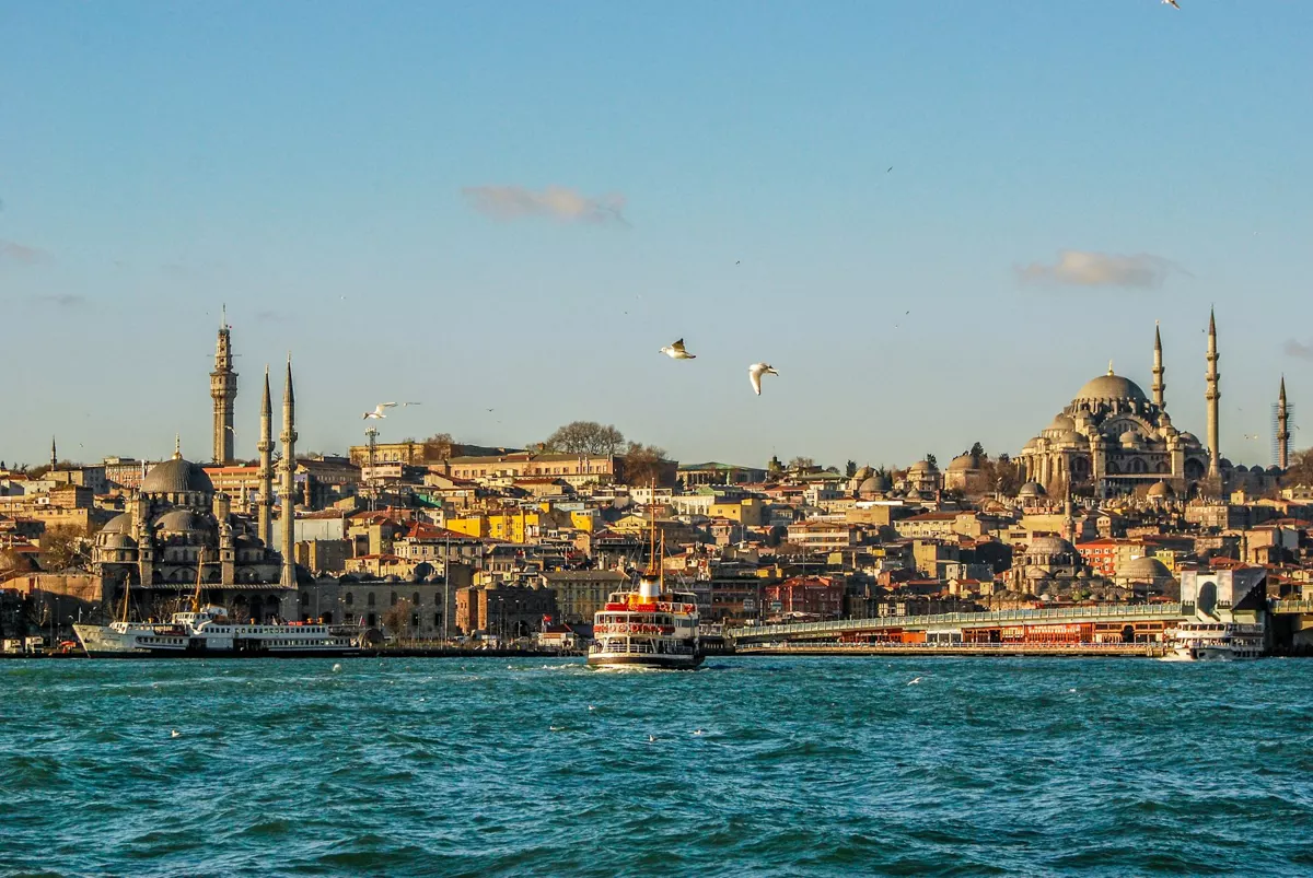 İstanbul’da tarihi yarımada önünde Boğaz’da vapur