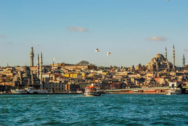 İstanbul’da tarihi yarımada önünde Boğaz’da vapur